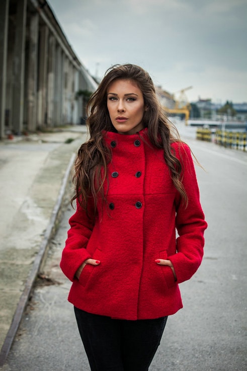 紅色的短款大衣應(yīng)該怎么搭配 短款紅色外套穿搭攻略圖