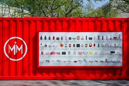 我在紅色集裝箱內花十秒鐘買了兩件GUCCI