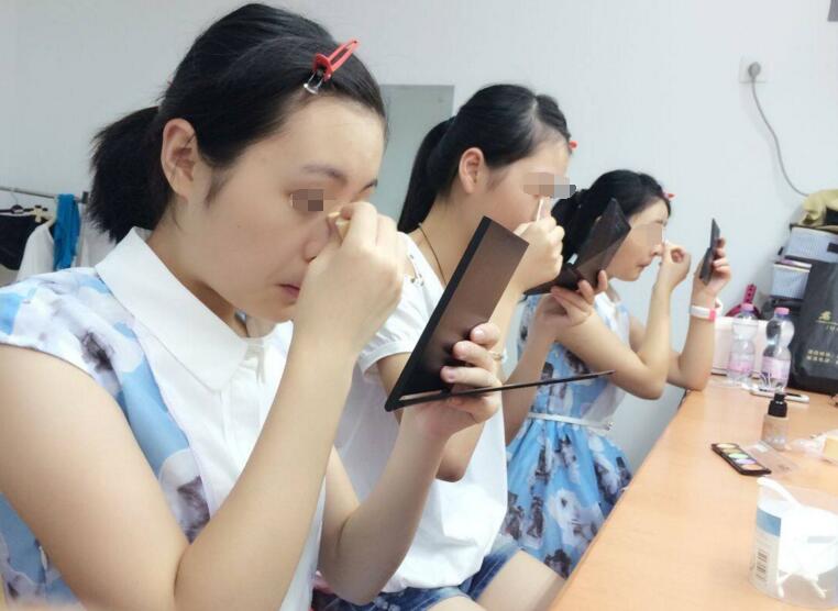 因為化妝被室友孤立怎么辦 女大學生化妝要注意這三點