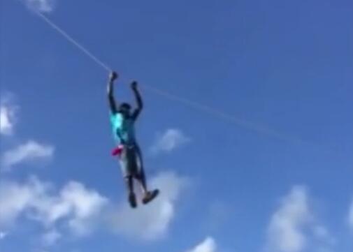 小伙放風(fēng)箏卻被帶上天 抓繩子在半空蕩來蕩去