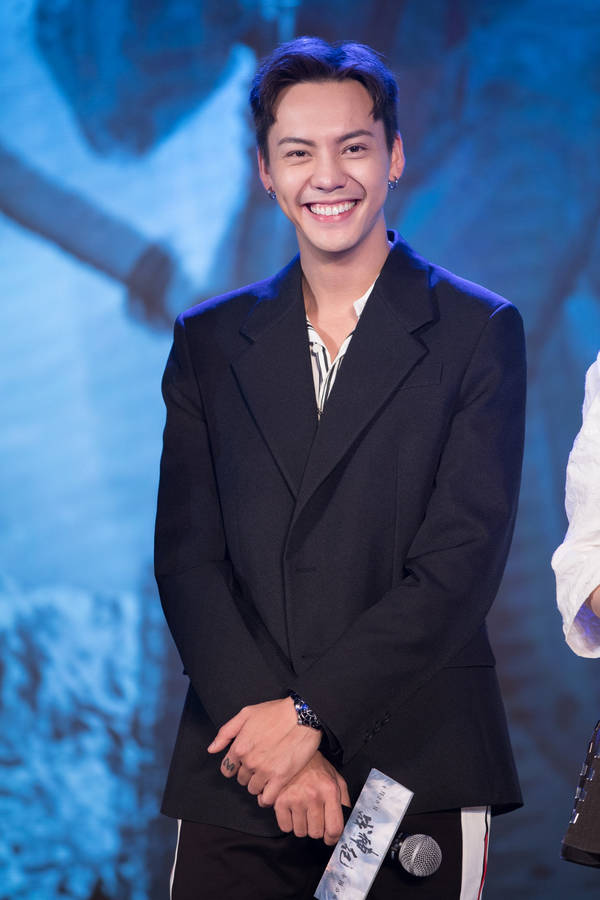 陳偉霆黑白搭配現身電影《戰神紀》活動被調侃“地主家傻兒子” 