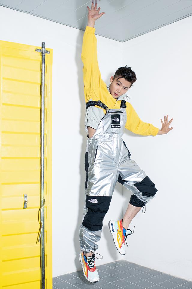 張銘恩姜黃色上衣演繹活力街頭少年 銀色背帶褲大片潮范兒十足