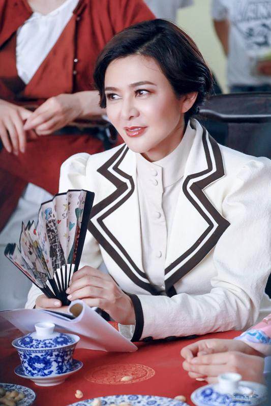 關(guān)之琳這樣穿美的不像話，網(wǎng)友：55歲穿成這樣一點(diǎn)兒也不過分！