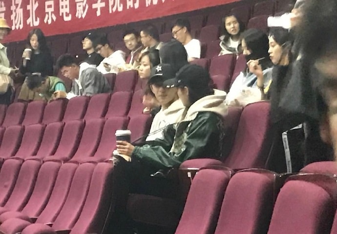 網(wǎng)友北電偶遇吳磊關(guān)曉彤上課 鄰座熱聊關(guān)系融洽