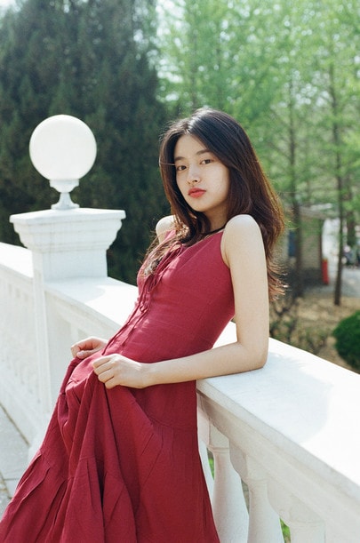 徐若晗生日組圖曝光 紅色系帶長(zhǎng)裙成長(zhǎng)可期