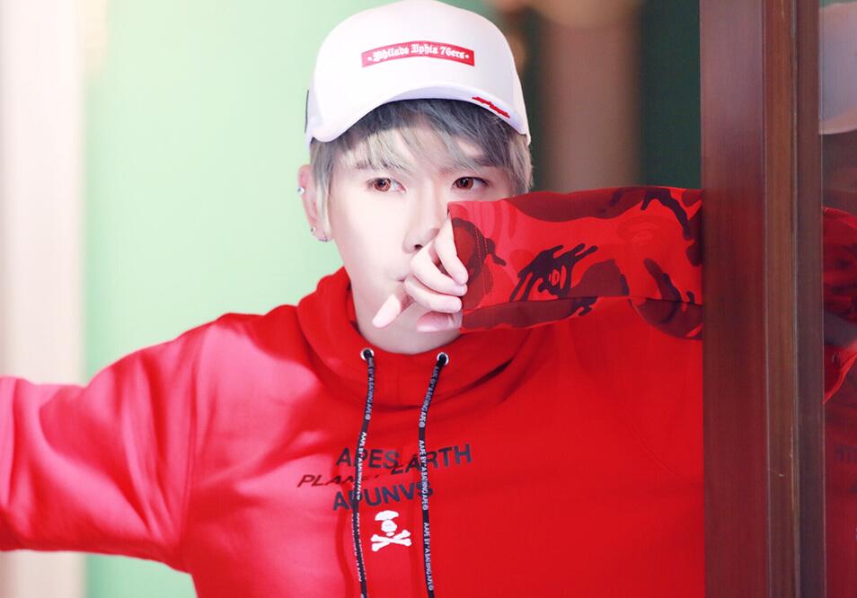 唱跳歌手陳驍化身街頭少年  紅色衛(wèi)衣搭配棒球帽盡顯熱情