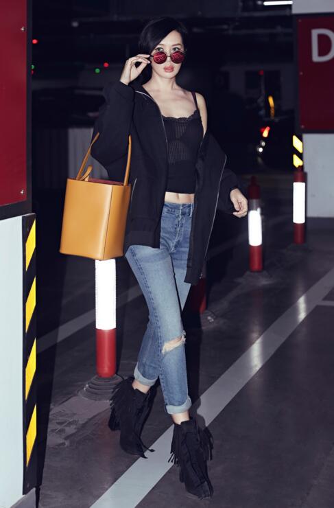 余男多套造型出街展時(shí)尚態(tài)度 紅色腰包點(diǎn)綴透露時(shí)髦小心機(jī)