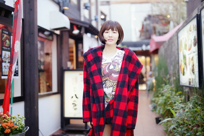 浪漫情人節！呂佳容身穿紅色格子大衣內搭白T恤街拍大片笑靨如花
