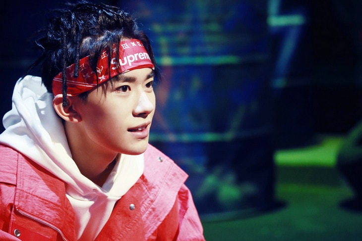 時髦潮搭簡潔大方 易烊千璽臟辮發型現身節目造型吸睛