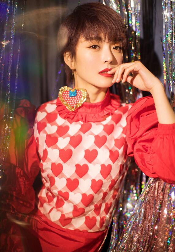 可愛俏皮 種丹妮身穿艷紅色高開叉連衣裙迷幻風格大片曝光