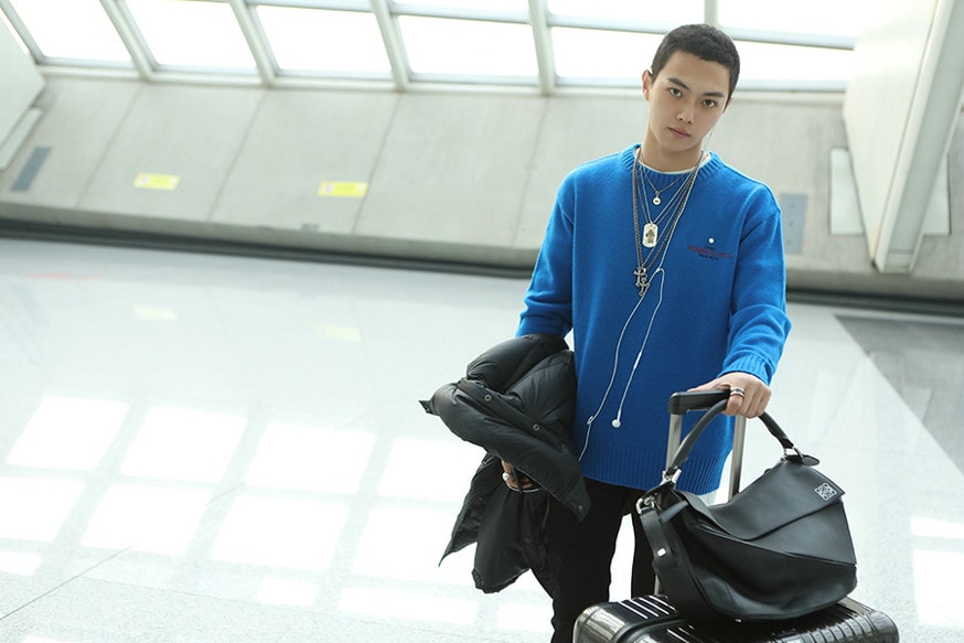 《鳳囚凰》沈遇演員許凱寸頭現身機場 亮藍色毛衣搭配黑褲簡單帥氣