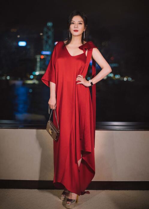 趙薇身著一襲墨紅色成衣禮裙現身金像獎 造型大方女人味十足