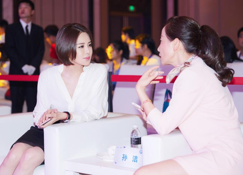 幸福旅程學院上海揭幕 關悅獲頒女性幸福力榜樣獎并分享職場家庭平衡經