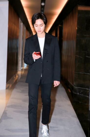 美圖手機又拿下一位男神！尹正出席活動隨身攜帶美圖T9