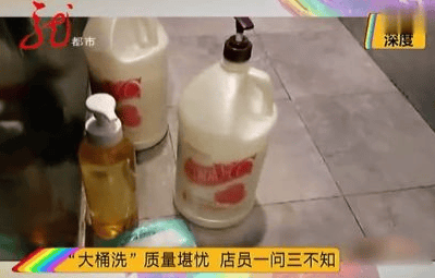 記者暗訪理發(fā)師戴手套洗頭內(nèi)幕曝光:不敢用手碰+皮膚會裂開