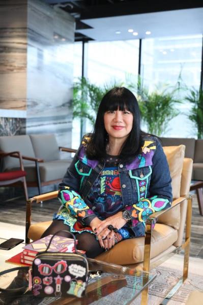 時(shí)尚跨界肯德基攜手安娜蘇“制服”時(shí)尚圈 “包”你不一樣