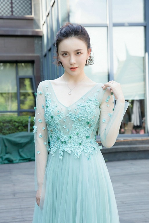 呂佳容曝水心禮服大片 淡綠色薄紗透視長裙仙氣盎然