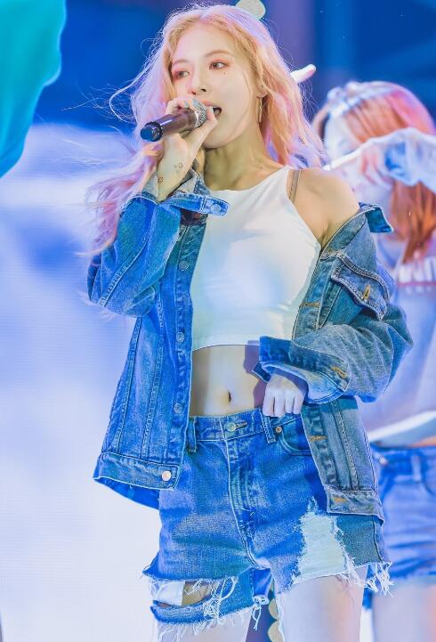 雪莉泫雅的身材，讓人隔著屏幕都感覺到心動