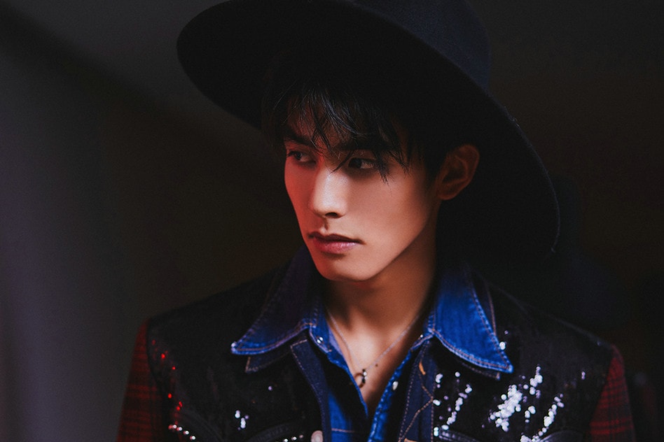 宋威龍西部風格搭配現身活動 紅色方格夾克搭配黑色休閑褲個性不羈