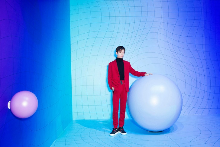 男生紅色西裝搭配圖片 易烊千璽活動中穿出喜慶帥酷風格