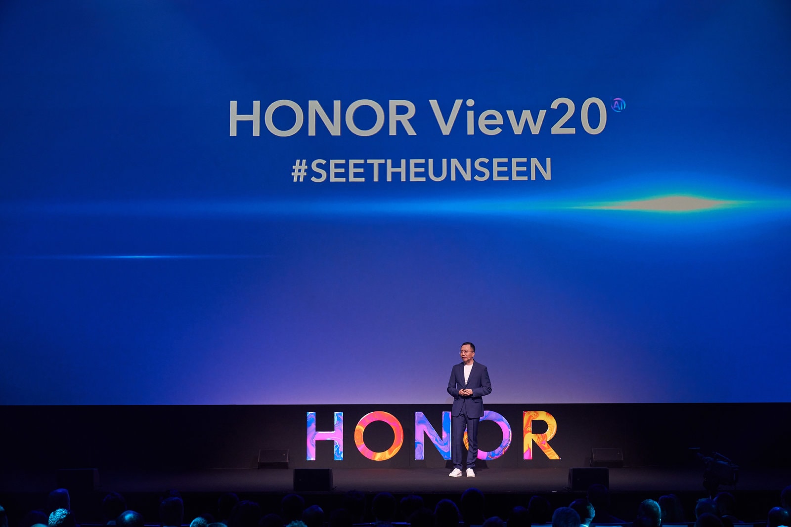 榮耀V20 MOSCHINO聯(lián)合設(shè)計版于時尚圣地巴黎震撼發(fā)布 高階設(shè)計點(diǎn)引爆時尚圈