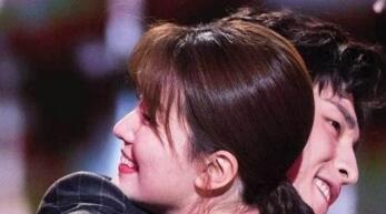 鄧倫喬欣合唱?dú)g樂頌2插曲《我們的小世界》現(xiàn)場視頻超甜蜜