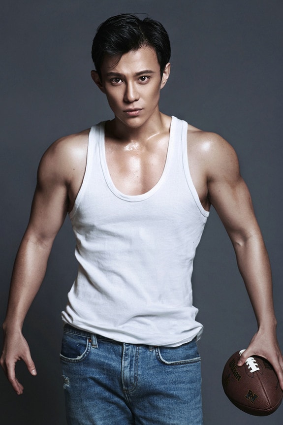 《我的青春遇見你》“學霸昆”楊彤曝寫真 簡約搭配展型男魅力