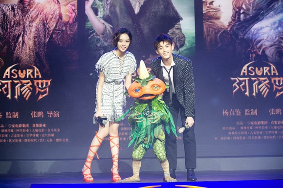 張藝上身著花織斜紋軟呢連衣裙亮相電影《阿修羅》發布會 橘色綁帶高跟鞋搶眼