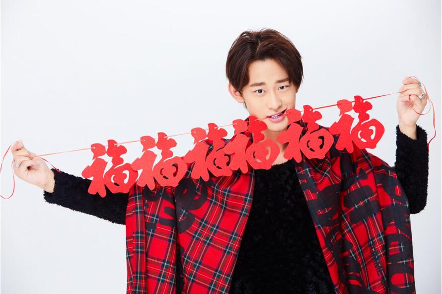 王文軒新年寫真曝光 黑衣搭配紅色格子圍巾喜氣洋洋迎新年