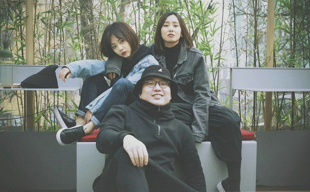 董晴微博曬好姐妹譚松韻合拍照 姐妹二人身穿閨蜜裝笑容燦爛