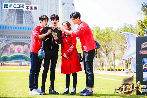 周雨彤一身紅色風衣現身《二十四小時》與林志穎合影 獲封“蛋撻大王”