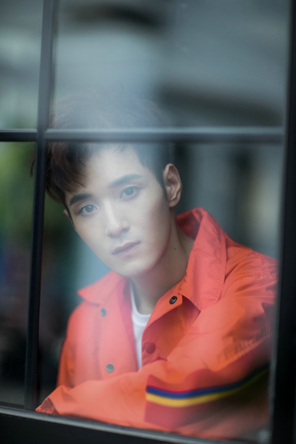 《鳳囚凰》顧歡演員何奉天曝兩套Look寫真照 戲里戲外暖力十足