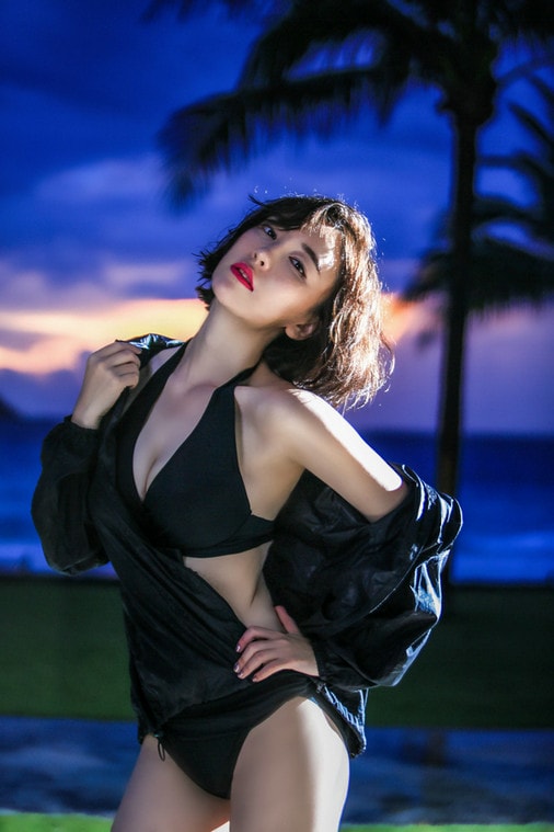 呂佳容曝黑系時尚大片 烈焰紅唇+泳衣搭配性感撩人
