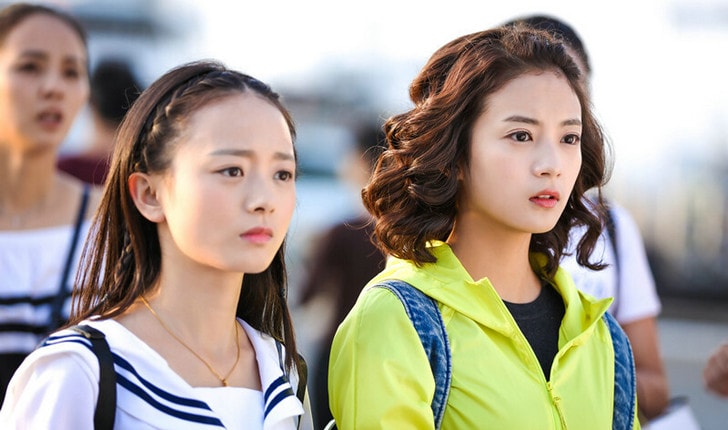 《重返20歲》熱播 項欣然演員張雅欽短卷發(fā)、各種短裙、帽衫造型少女力十足