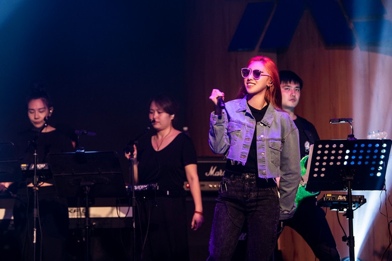 港妹許靖韻《K歌之王》彩排圖造型曝光 黑色墨鏡搭配牛仔裝治愈力MAX