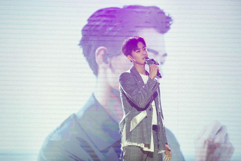 趙志偉北京舉辦24歲生日會 乞丐款休閑格紋西裝頻頻“撩”粉