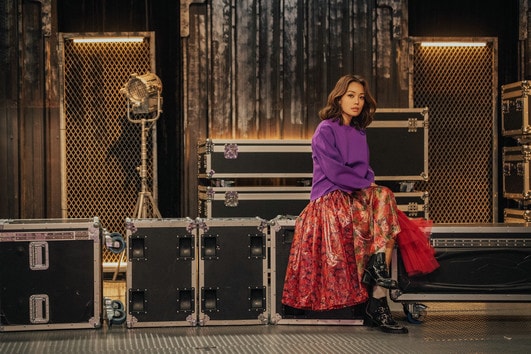 容祖兒紫色上衣搭配紅裙打歌服現身錄制打歌節目 回應：這樣穿是大紅大紫的意思