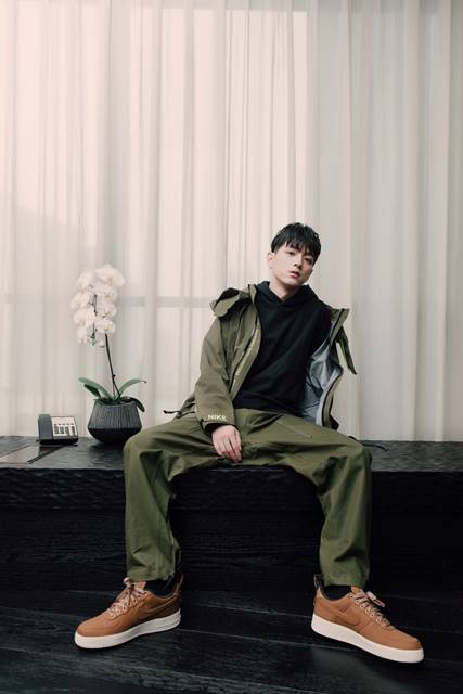 文苡帆現(xiàn)身NIKE活動，軍綠色工裝大衣著裝街頭隨性風(fēng)帥氣溢屏