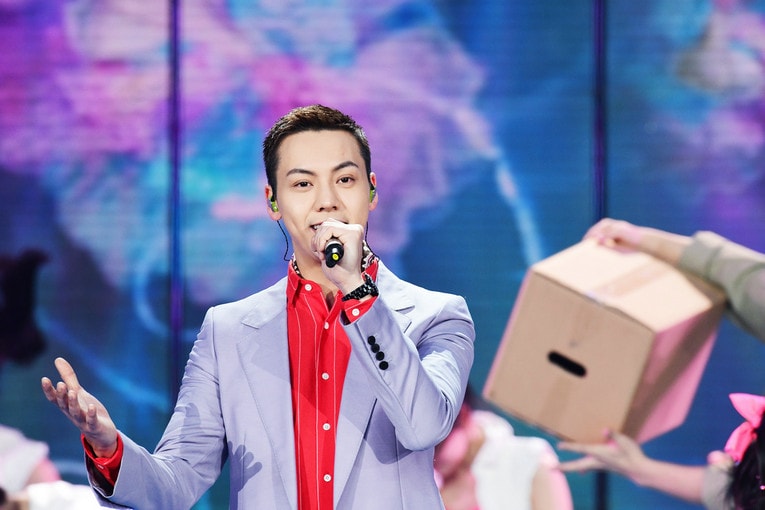 陳偉霆將街舞模式帶上春晚與成龍鄧倫共同演繹，春晚后理發(fā)詮釋乖巧