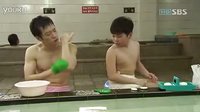 《不良家族》片段之洗澡