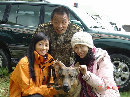 電視劇《兵峰》拍攝花絮照之主創與神龍