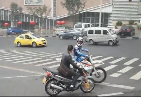 彭波和陳小春在重慶拍攝《寶馬狂想曲》