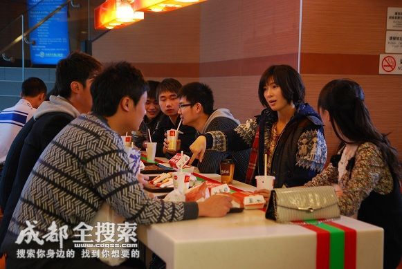 一一向前沖  主演合影照