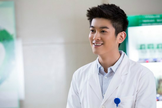 青年醫(yī)生劇照
