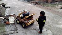 大型遙控玩具車，孩子做遙控車上玩，好兄弟，哥們，小朋友一起玩游戲