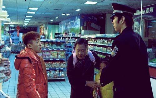 跟蹤孔令學(xué) 劇照(3)