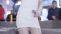 白裙長腿美女慢搖熱舞，短裙細腰很迷人，大冬天不知道冷不冷mg0